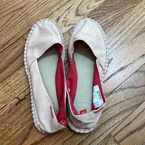 havaiana close-toed shoes